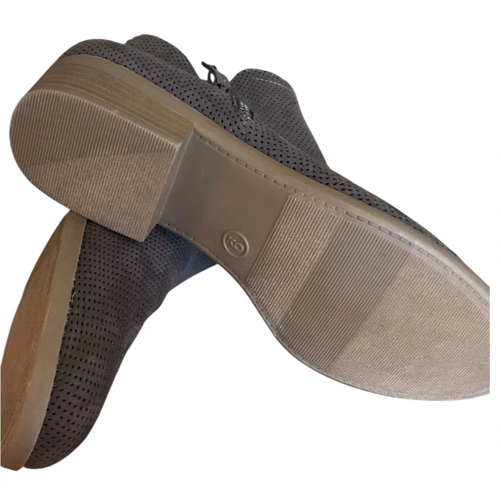 EUC Universal Thread Ankle Shoe Boot Zippers Low Heel Taupe Suede Like‎ Size 9